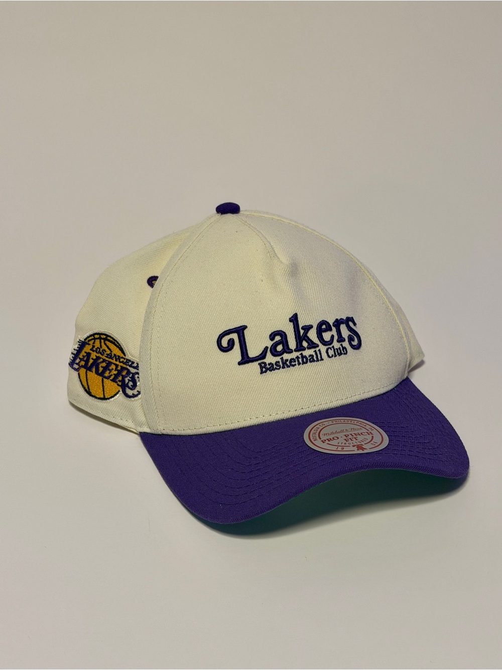 Mitchell & Ness LA Lakers Basketball Club Pro Pinch Hat Cream Purple
